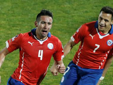 Pemain Cile, Mauricio Isla, merayakan gol yang di cetaknya ke gawang Uruguay dalam perempatfinal Copa America 2015 di Stadion Nasional, Santiago, Cile. Kamis (25/6) pagi WIB. Cile menang dengan skor 1-0. (AP Photo/Silvia Izquierdo)