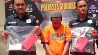 Hanya berbekal borgol, KT yang juga residivis asal Porong mengaku sebagai polisi dan berhasil membawa kabur mobil milik FS. (Liputan6.com/ Ahmad Ibo)