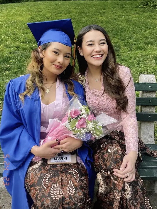 <p>Saat wisuda, Zahwa mengenakan kebaya pink dengan kain batik sebagai bawahan, serasi dengan sang adik Aaliyah. [@zahwamassaid/@aaliyah.massaid]</p>