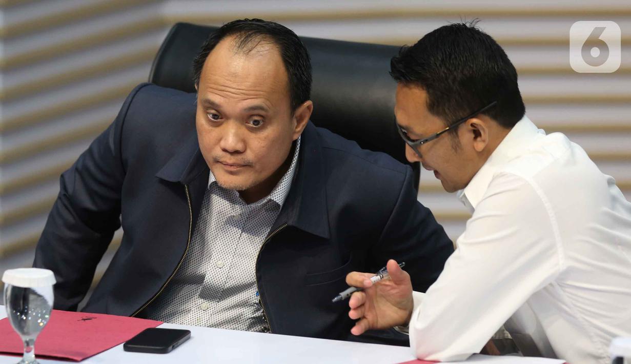 Plh Deputi Bidang Penindakan dan Eksekusi KPK, Mungki Hadipratikto, mengatakan bahwa kasus ini bermula pada Juni 2025, di mana Ardito Wijaya selaku Bupati Lampung Tengah diduga menetapkan komisi atau fee sebesar 15-20 persen dari sejumlah proyek di Pemkab Lampung Tengah. Tampak dalam foto, Plh Deputi Bidang Penindakan dan Eksekusi KPK, Mungki Hadipratikto (kiri) saat rilis penahanan Bupati Lampung Tengah Ardito Wijaya di Gedung Merah Putih Komisi Pemberantasan Korupsi (KPK), Jakarta, Kamis (11/12/2025). (Liputan6.com/Helmi Fithriansyah)