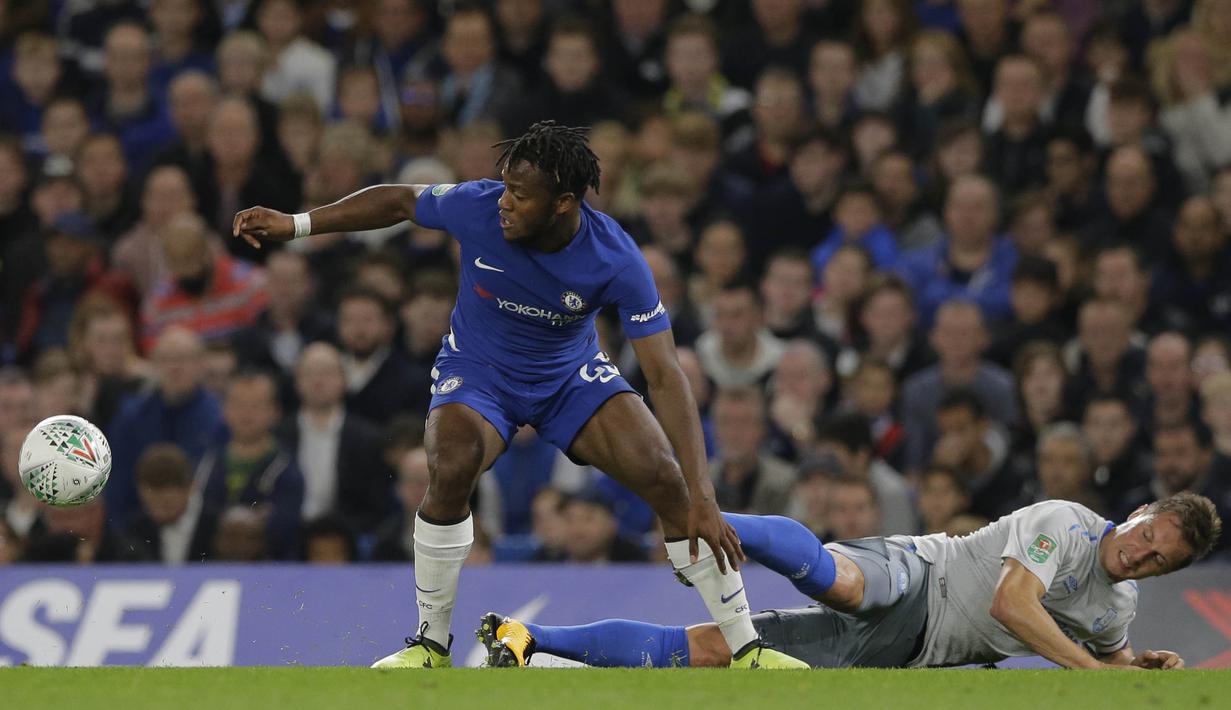 Striker Chelsea, Michy Batshuayi, berhasil melewati bek Everton, Phil Jagielka, pada laga Piala Liga di Stadion Stamford Bridge, London, Rabu (25/10/2017). Chelsea menang 2-1 atas Everton. (AP/Alastair Grant)