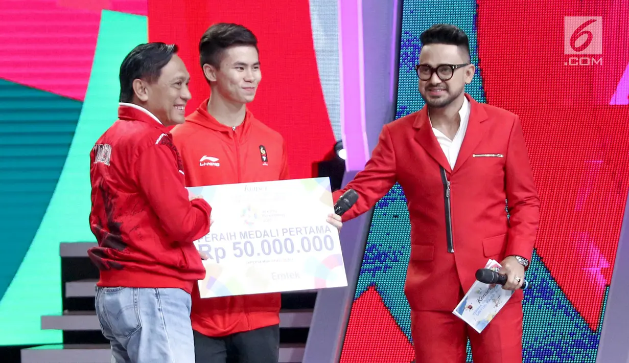 Dirut Indosiar, Imam Sudjarwo memberikan hadiah kepada peraih medali pertama Asian Games 2018 bagi Indonesia, Edgar Xavier Marvelo pada Konser Terima Kasih Indonesia untuk Para Juara di Studio 5 Indosiar, Selasa (4/9). (Liputan6.com/Immanuel Antonius)