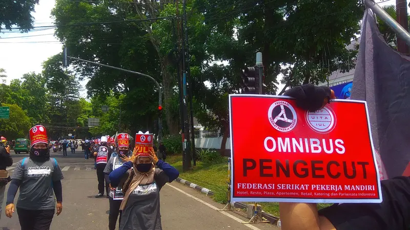 Buruh dari Serikat Pekerja Mandiri (SPM) Hotel Restoran Jawa Barat berunjuk rasa menolak UU Cipta Kerja di depan Kantor Gubernur Jawa Barat. (Arie Nugraha/Liputan6.com)