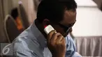 Seorang penyandang tuna netra mencoba alat saat peluncuruan Audiobook Library for the Blind di Kemenko PMK, Jakarta, Selasa (17/5). Aplikasi tersebut membantu para penyandang tunanetra untuk membaca melalui media aplikasi. (Liputan6.com/Faizal Fanani)