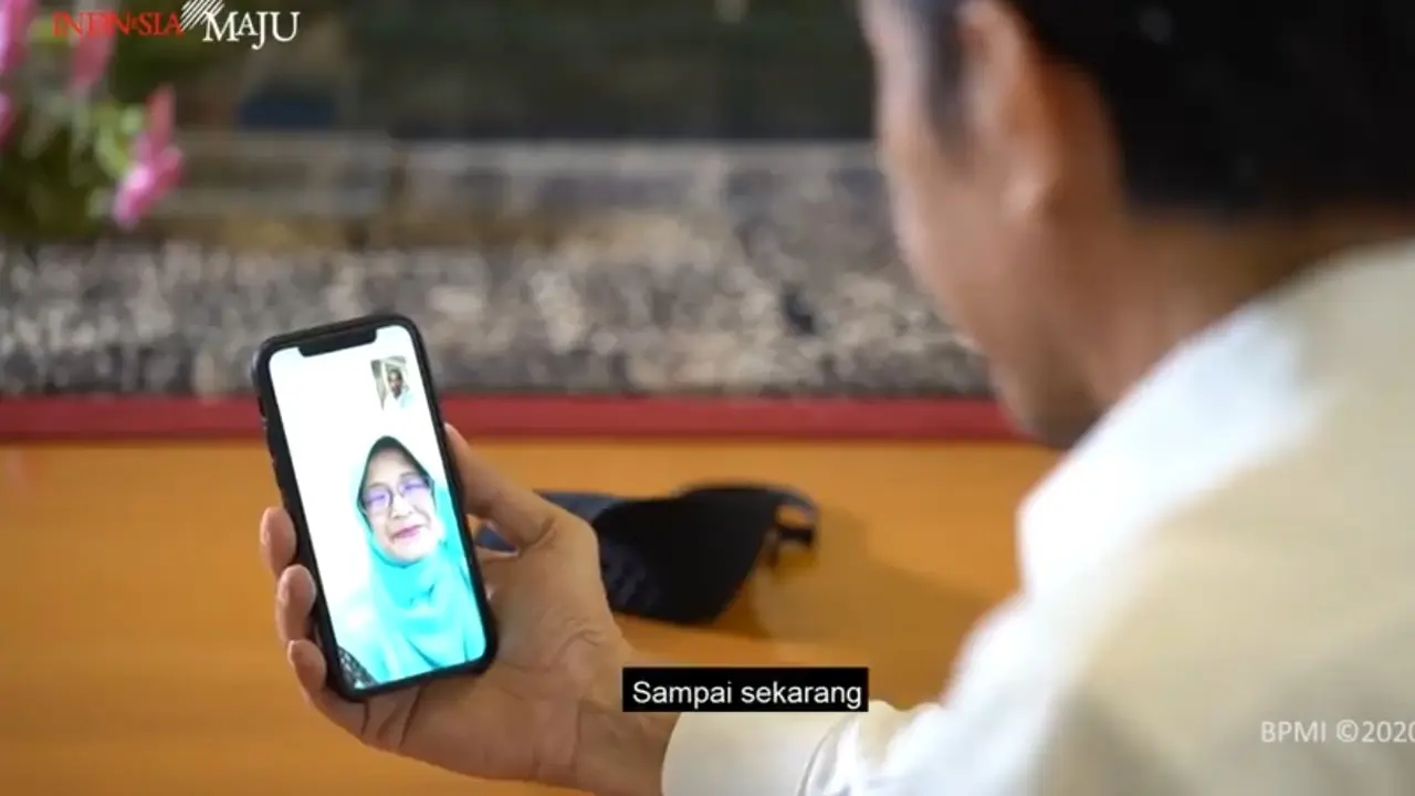 Presiden Joko Widodo melakukan panggilan video dengan guru SMPN 7 Padang. (Tangkapan layar Youtube Sekretariat Presiden)