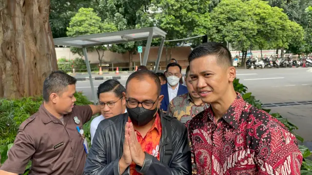 Mantan pejabat Direktorat Jenderal Pajak Kementerian Keuangan (DJP Kemenkeu) Rafael Alun Trisambodo memenuhi panggilan penyidik KPK, Senin (3/4/2023).