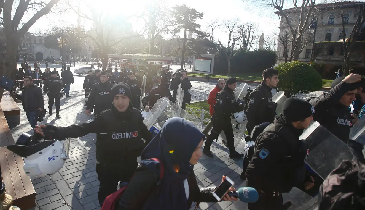 Aparat keamanan mengosongkan lokasi ledakan yang mengguncang Sultanahmet Square di pusat kota Istanbul, Turki, Selasa (12/1). Ledakan yang belum diketahui asal-muasalnya ini menewaskan sekitar 10 orang dan 15 lainnya luka-luka. (REUTERS/ OsmanOrsal)