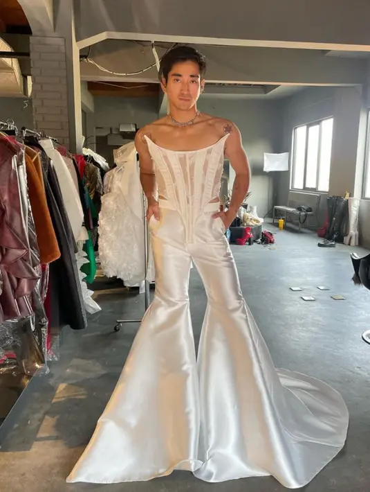 Bio One juga memerlihatkan foto sebelum fashion show, ia mengenakan korset putih yang belum ditambah aksen mutiara. Dengan celana flare panjangnya.  [@bojvoyej]