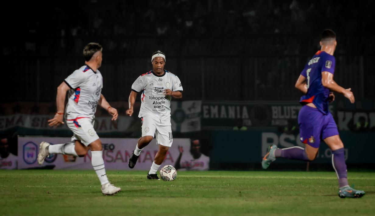 Menariknya, baik Ronaldinho dan juga Cristian Gonzales sama-sama mengenakan nomor punggung 10 yang menjadi nomor khas kedua pemain. (Bola.com/Iwan Setiawan)