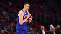 Kristaps Porzingis membawa New York Knicks mengalahkan Dallas Mavericks pada lanjutan NBA 2017-2018, Minggu (7/1/2018) atau Senin (8/1/2018) WIB. (AFP/Gregory Shamus)