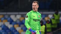 Marc-Andre ter Stegen. Kiper asal Jerman berusia 30 tahun yang telah 8 musim memperkuat Barcelona ini pada musim 2021/2022 lalu total kebobolan sebanyak 57 gol dari 48 laga di semua ajang dan hanya 15 kali melakukan clean sheet. Sementara pada musim 2020/2021 lalu ia kebobolan lebih sedikit, 50 gol dari 41 laga di semua ajang dan sukses mencatat 14 kali clean sheet. Barcelona dibawanya finis di posisi kedua klasemen akhir La Liga 2021/2022 di bawah Real Madrid. (AFP/Andreas Solaro)