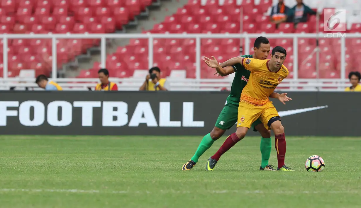 Pemain Sriwijaya FC berebut bola dengan pemain PSMS Medan saat pertandingan perebutan tempat ketiga Piala Presiden di Stadion Gelora Bung Karno, Jakarta, Sabtu (17/2). Babak pertama Sriwijaya FC unggul 1-0 atas PSMS Medan. (Liputan6.com/Arya Manggala)