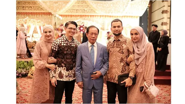 6 Potret Zaskia dan Shireen Sungkar Kondangan Bareng, Kompak dengan Keluarga Besar
