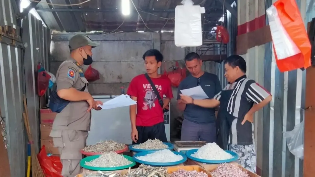 Satpol PP Kota Depok memberikan surat peringatan kepada PKL yang berjualan di bawah fly over Arif Rahman Hakim, Kota Depok. (Istimewa)