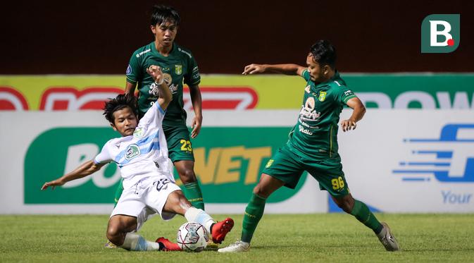Pemain Persela Lamongan, Riyatno Abiyoso (kiri) dan pemain Persebaya Surabaya, Muhammad Hidayat berebut bola dalam laga pekan ke-8 BRI Liga 1 2021/2022 di Stadion Maguwoharjo, Sleman, Kamis (21/10/2021). (Bola.com/Bagaskara Lazuardi)
