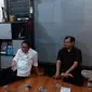 Menkominfo Rudiantara saat berdiskusi dengan praktisi TIK tentang open BTS di Onno W. Purbo dan pegiat internet  di basecamp ICT Watch (Mochamad Wahyu Hidayat/Liputan6.com)