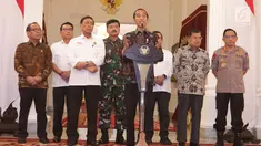 Presiden Joko Widodo (tengah) menyampaikan keterangan terkait kerusuhan pascapengumuman hasil Pemilu 2019 di Istana Merdeka, Jakarta, Rabu (22/5/2019). Jokowi mengatakan tidak akan menoleransi pihak-pihak yang akan mengganggu keamanan, proses demokrasi, dan persatuan negara. (Liputan6.com/HO/Ran)