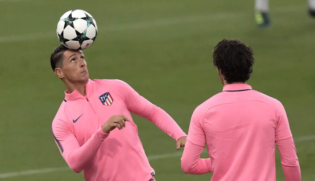 Striker Atletico Madrid, Fernando Torres, mengontrol bola dengan kepala saat mengikuti sesi latihan jelang laga Liga Champions di Stadion Olympic, Roma, Senin (11/9/2017). Atletico Madrid akan berhadapan dengan AS Roma. (AFP/Tiziana Fabi)