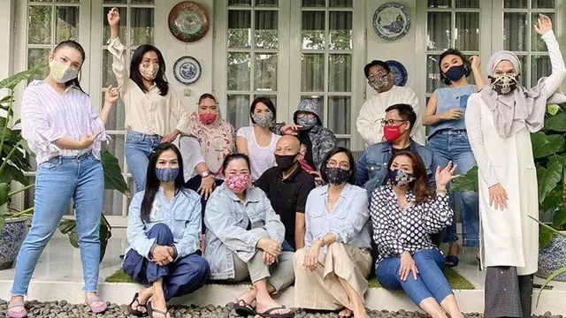 7 Potret Keseruan Rossa Bareng Geng Ladies, Arisan di Rumah Yuni Shara