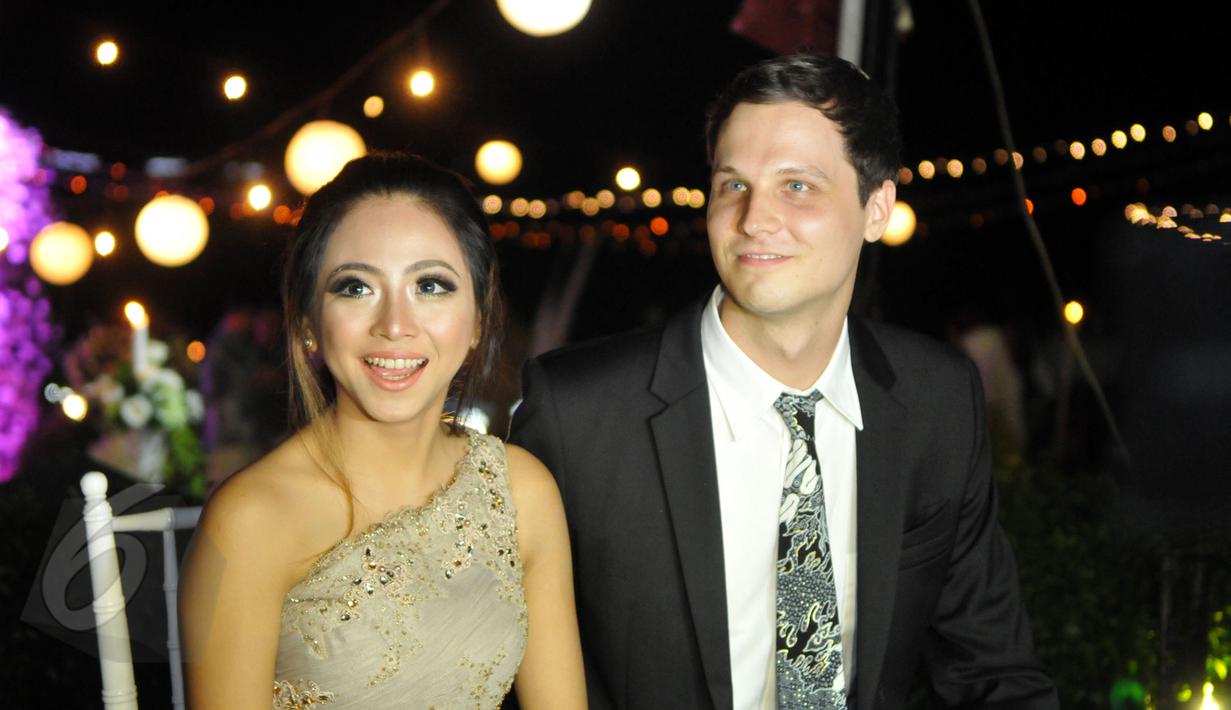 Nadia Vega bersama dengan tunangannya Sultan Yaar Jorik Jacob Dozy di Kebun Raya Bogor, Jawa Barat, Sabtu (6/6/2015). Nadia menggelar acara lamarannya dengan konsep garden party. (Liputan6.com/Panji Diksana)