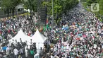 Ratusan warga yang tergabung dari Majelis Ormas Islam (MOI) menggelar aksi damai bela Palestina di depan kantor Kedutaan Besar (Kedubes) Amerika Serikat, Jakarta, Minggu (17/12/2023). (Liputan6.com/Faizal Fanani)