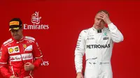 Pebalap Ferrari, Sebastian Vettel (kiri), meyakini driver Mercedes, Valtteri Bottas, melakukan jump start pada balapan F1 GP Austria, Minggu (9/7/2017). (AP/Darco Bandic)