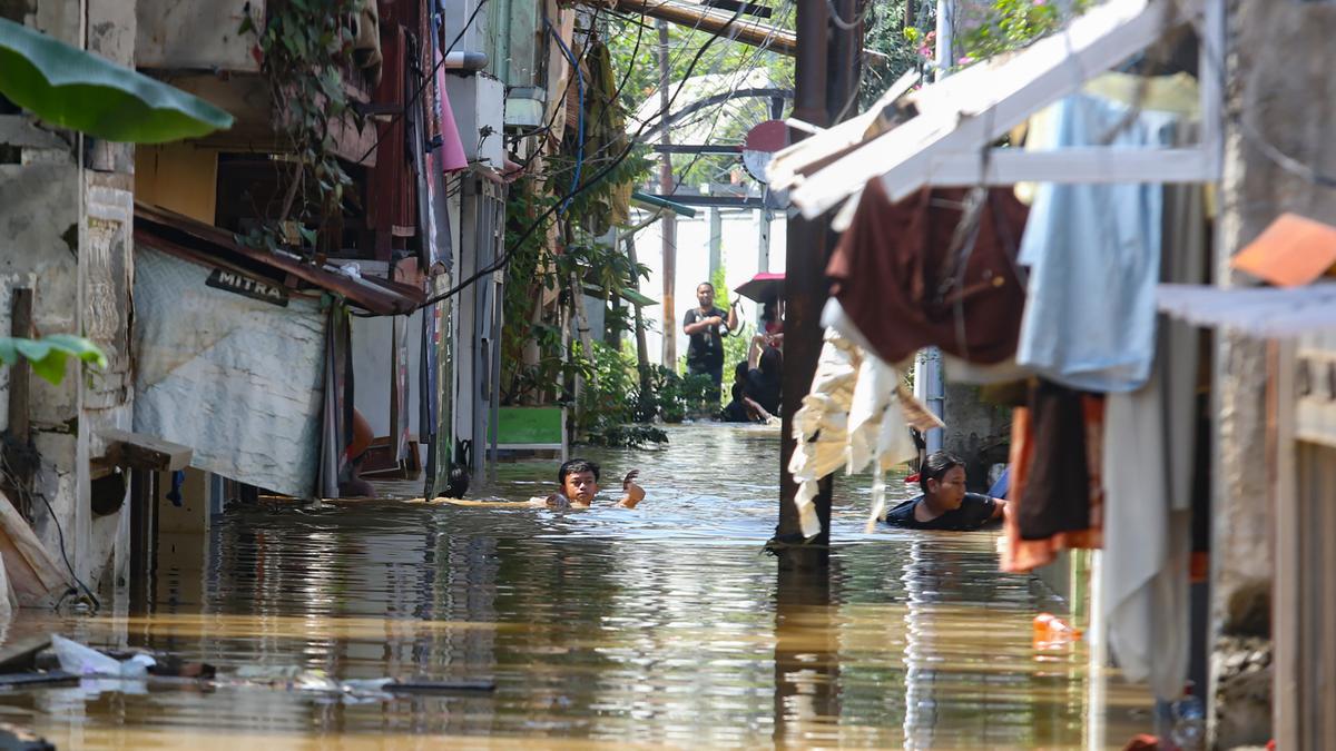 Banjir Rendam Kawasan Bidara Cina, Puluhan Orang Terpaksa Mengungsi