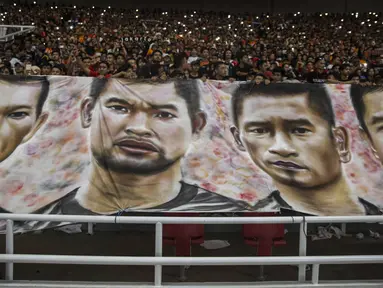 Suporter Persija Jakarta, The Jakmania, membentangkan spanduk raksasa saat melawan Bali United pada final Piala Presiden di SUGBK, Jakarta, Sabtu (17/2/2018). Persija menang 3-0 atas Bali United. (Bola.com/Vitalis Yogi Trisna)