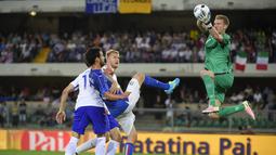 Kiper Finlandia, Lukas Hradecky, mengamankan gawangnya dari serangan pemain Italia pada laga persahabatan di Stadion Marc'Antonio Bentegodi, Verona, Selasa (7/6/2016) dini hari WIB. (AFP/Olivier Morin)