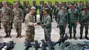 Komandan Korps Marinir Filipina, Mayjen Emmanuel Salamat menerima senapan M4 dengan peluncur granat dari Kolonel AS, Kolonel Ernest Lee di kota Taguig, sebelah timur Manila, Filipina (5/6). (AP Photo / Bullit Marquez)