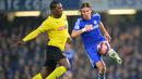 Bek Chelsea, Filipe Luis (kanan) berebut bola dengan striker Wwatford, Odion Ighalo pada laga putaran ketiga Piala FA 2014/2015 di Stamford Bridge, London (4/1/2015). Filipe Luis yang kini berseragam Flamengo, didatangkan Chelsea pada awal musim 2014/2015 dari Atletico Madrid. Gagal bersaing memperebutkan tempat utama, membuatnya hanya tampil 26 laga dengan torehan 1 gol dan 1 assist. Pada awal musim 2015/2016 ia kembali ke Atletico Madrid. (AFP/Glyn Kirk)