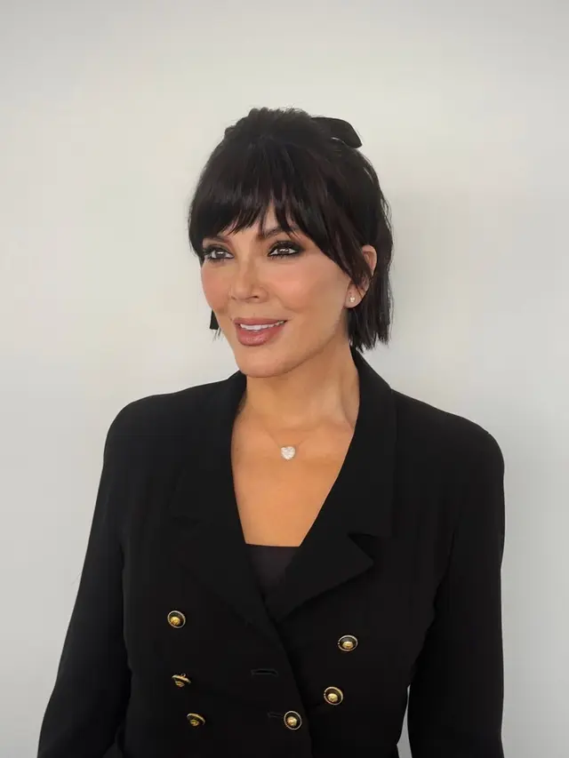 Tinggalkan Pixie-Cut Ikoniknya, Gaya Rambut Baru Kris Jenner dengan Poni yang Bikin Awet Muda
