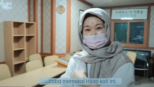 Berkunjung Pertama Kali, Ini 6 Momen Ayana Moon Ajak Ibunda ke Masjid
