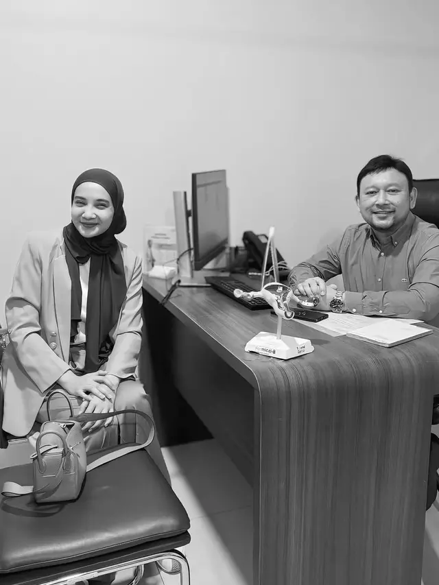 Zaskia Sungkar tampil semi formal saat pemeriksaan  Kehamilan Anak ke-2. [@zaskiasungkar15]