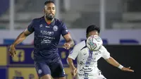 Pemain Arema FC, Carlos Fortes (kiri) berebut bola dengan gelandang PSIS Semarang, Fredyan Wahyu saat laga pekan keempat BRI Liga 1 2021/2022 di Stadion Madya, Jakarta. Arema FC harus puas bermain imbang tanpa gol saat bersua PSIS Semarang. (Bola.com/Bagaskara Lazuardi)