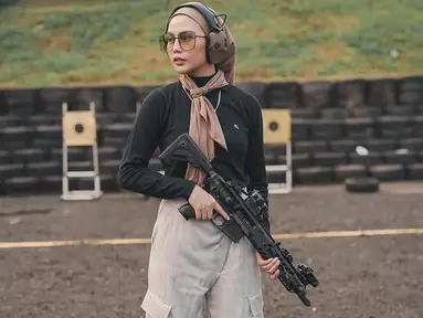 Dara Arafah, selebgram hits berusia 22 tahun yang memiliki hobi latihan menembak. Hobi yang dimiliki Dara kian menegaskan bahwa Dara merupakan sosok perempuan tomboi. Meski begitu, gaya Dara saat latihan menembak tetap menawan dengan berhijab. (Liputan6.com/IG/@daraarafah)