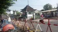 Palang pintu kereta api geser itu berlokasi di Jalan Malioboro, Yogyakarta, dan hanya boleh dilalui sepeda, pejalan kaki, dan becak. (Liputan6.com/Yanuar H)