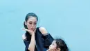 "Nggak sih, aku ga pernah ngajarin mereka di entertain, mereka mau jadi apa terserah mereka. Aku cuma perkenalkan ke mereka ini pekerjaan aku," tutur Celine. (Adrian Putra/Bintang.com)