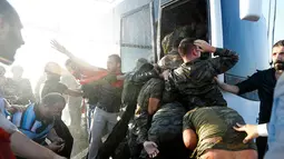 Warga membawa kayu untuk mengarahkan pukuannya ke para tentara yang masuk kedalam bus di Jembatan Bosphorus, Istanbul , Turki, (16/7).Warga Turki mengamuk atas kudeta yang dilakukan militer Turki. (REUTERS / Murad Sezer)