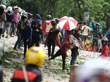 Puluhan warga Manggarai terlibat tawuran di kawasan Manggarai, Jakarta, Minggu (30/11/2014). (Liputan6.com/Faizal Fanani)
