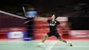 Tunggal putra Indonesia, Anthony Ginting, berusaha mengembalikan kok saat melawan tunggal Jepang pada Indonesia Masters 2019 di Istora Senayan, Jakarta, Jumat (25/1). Ginting gagal lolos ke semifinal. (Bola.com/Yoppy Renato)