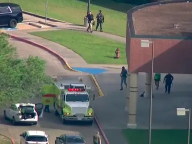 Suasana saat aparat keamanan berusaha membekuk pelaku penembakan di Santa Fe High School, Texas, Amerika Serikat, Jumat (18/5). Sepuluh orang tewas dan 10 lainnya luka-luka dalam peristiwa tersebut. (KTRK-TV ABC13 via AP)