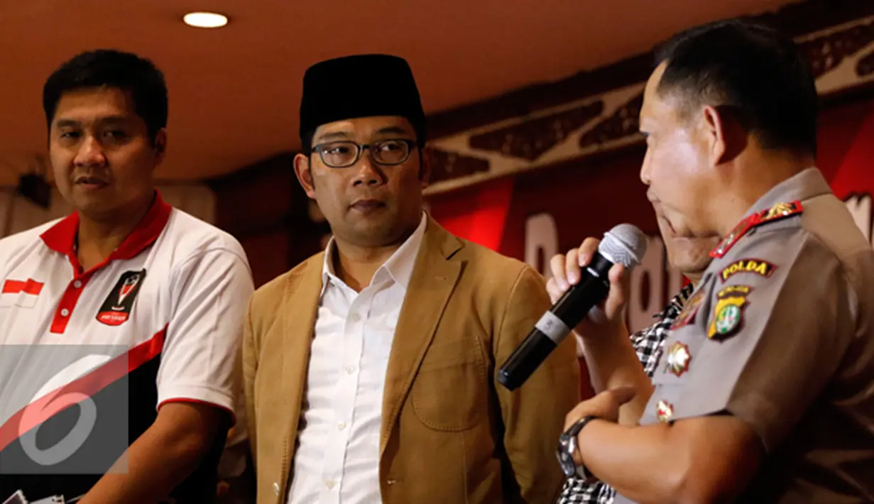 Polda Metro Jaya, Tito Karnavian memberikan keterangan saat rapat koordinasi pengamanan final Piala Presiden 2015, Jakarta, Jumat (16/10/2015). Rapat dihadiri oleh suporter Persija, Persib dan personil TNI dari Kodam Jaya. (Liputan6.com/Yoppy Renato)