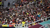 Penonton memadati bangku stadion menyaksikan laga ketiga Grup C Piala Dunia U-17 2023 antara Timnas Inggris U-17 menghadapi Timnas Brasil U-17 di Jakarta International Stadium, Jakarta Utara, Jumat (17/11/2023). (Bola.com/Ikhwan Yanuar)