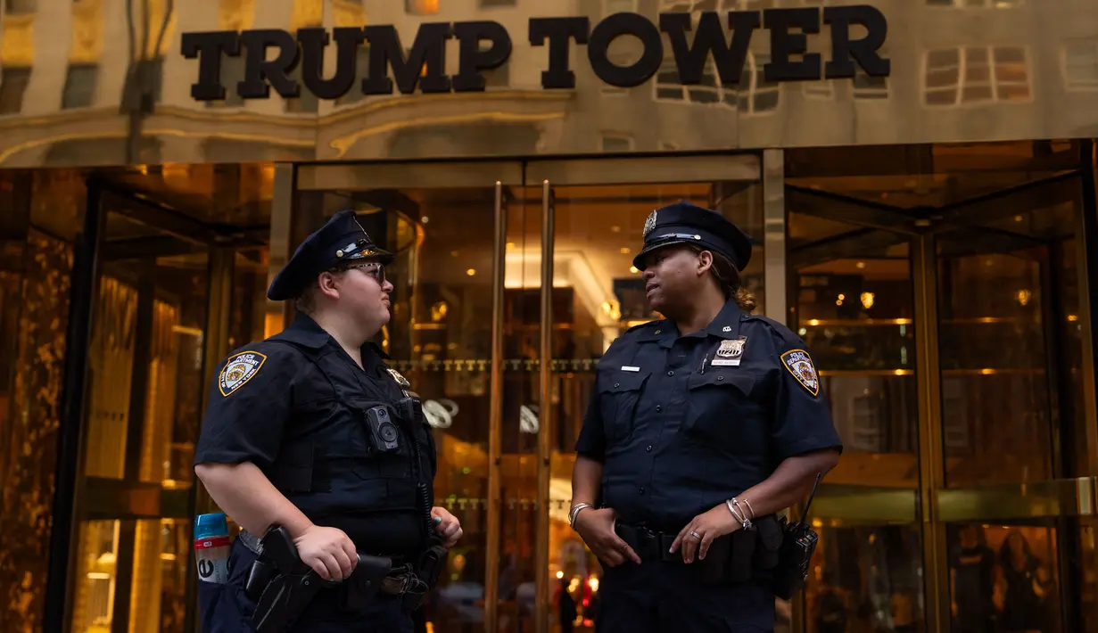 Departemen Kepolisian Kota New York meningkatkan keamanan di Trump Tower setelah mantan Presiden Donald Trump ditembak saat kampanye di Butler, Pennsylvania, Sabtu (13/7/2024). (Adam GRAY / AFP)