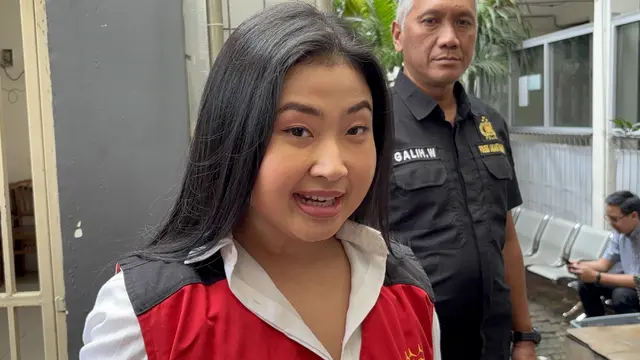 Mantan pegawai AIPA Laras Faizati Khairunnisa menjalani sidang putusan kasus dugaan penghasutan berujung demo rusuh pada akhir Agustus 2025.