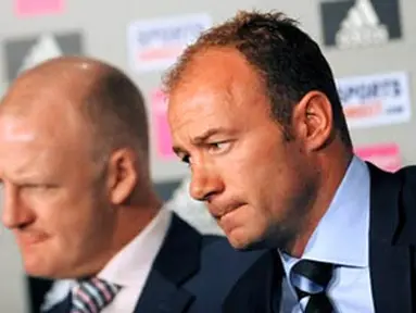 Newcastle United's interim manager Alan Shearer sits next to his assistant Iain Dowie during a press conference at St James' Park in Newcastle, northeast England, on April 2, 2009. AFP PHOTO/PAUL ELLIS 
