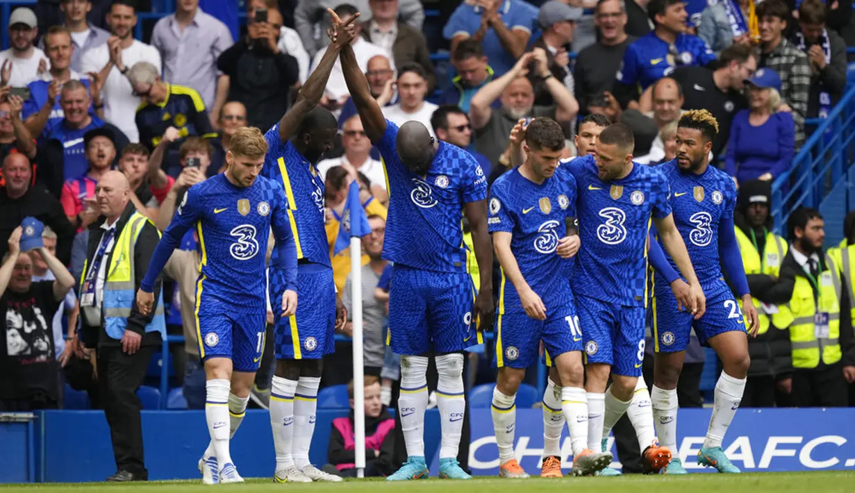 <p>Pemain Chelsea Romelu Lukaku (ditutupi oleh rekan satu timnya) merayakan setelah mencetak gol ke gawang Wolverhampton Wanderers pada pertandingan sepak bola Liga Inggris di Stadion Stamford Bridge, London, Inggris, 7 Mei 2022. Pertandingan berakhir 2-2. (AP Photo/Frank Augstein)</p>