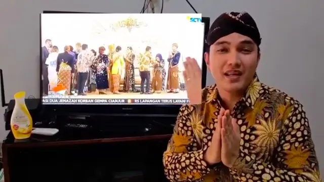 Tak Diundang ke Pernikahan Kaesang Pangarep, Aldi Taher Tetap Totalitas Pakai Batik untuk Beri Salam ke Mempelai di Depan TV. (instagram.com/alditaher.official)