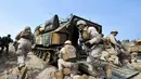 Pasukan Marinir Amerika Serikat keluar dari kendaraan amhibi setelah mendarat dari perairan Pohang (AFP Photo/Jung Yeon Je)